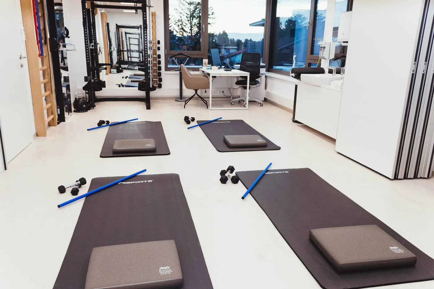 Therapieraum mit Matten und Trainingsmaterial