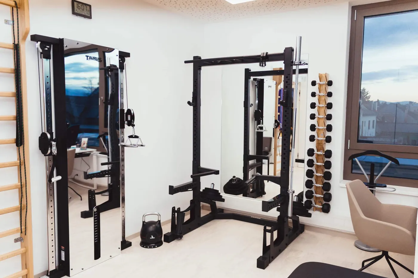 Heller Behandlungsraum mit Therapieliege